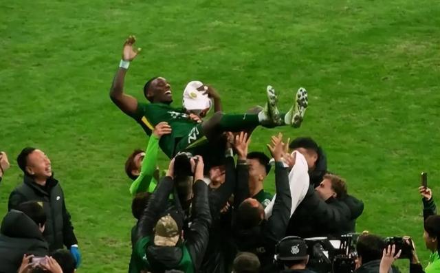 今日12月9日凌晨,中超曝出邵佳一、北京国安、法比奥动态