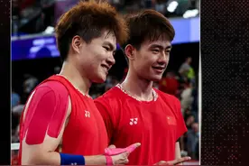 梁王挽救两个局点逆转！两人耳语一幕明显偷乐 王昶偷后场1球太强图片
