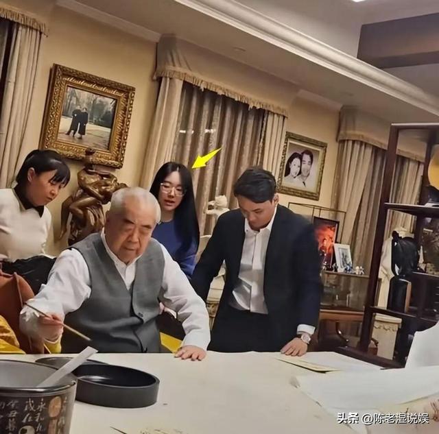 与女儿断绝关系不到3天，范曾担心的事发生了，小50岁娇妻受牵连