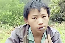 广西男童靠吃野菜过活，7年后获500万善款，他的做法催人泪下图片