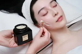 范冰冰分享秀场幕后，为巴黎时装周看秀做护理，3天八套礼服图片