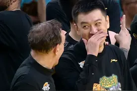 姚明微笑给杨鸣颁奖！辽宁球迷高喊笑一个！最后还参与辽篮大合影图片