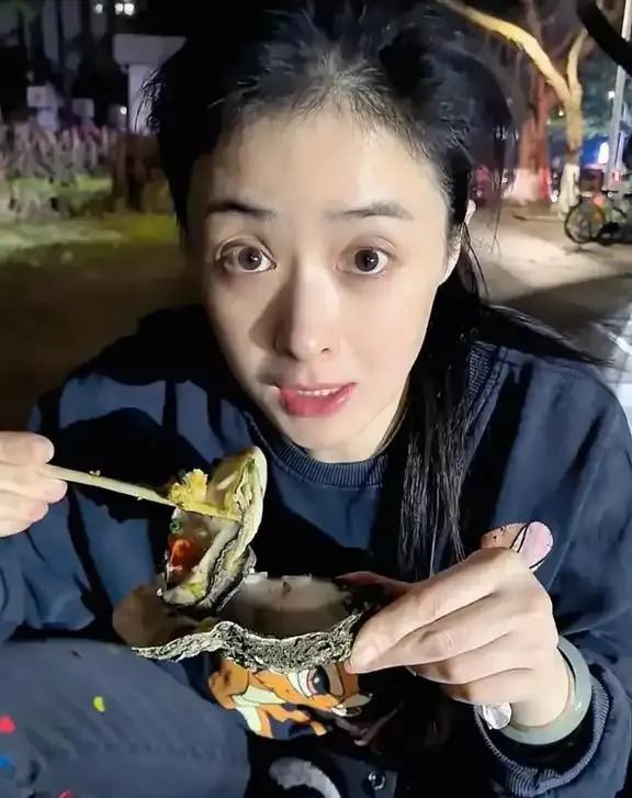 蒋欣福建路透太瘦了！长腿细腰似大学生，42岁瘦到网友心疼喊停