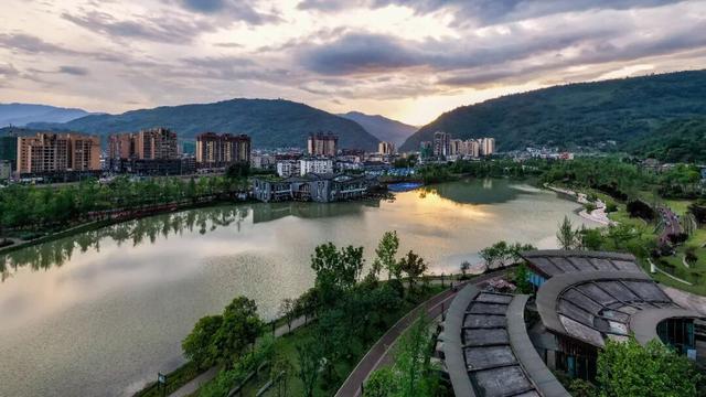 春秋假出逃天花板！成都1.5h直达，天全CityWalk强势来袭，打卡赢文创奖牌+狂炫美食！