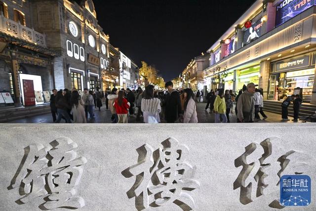 在太原钟楼街品味古今交融的烟火气