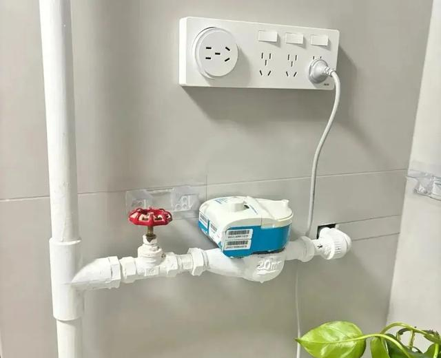 被年轻人“插座用法”惊艳到！换个思路5孔变26孔，花小钱解大忧