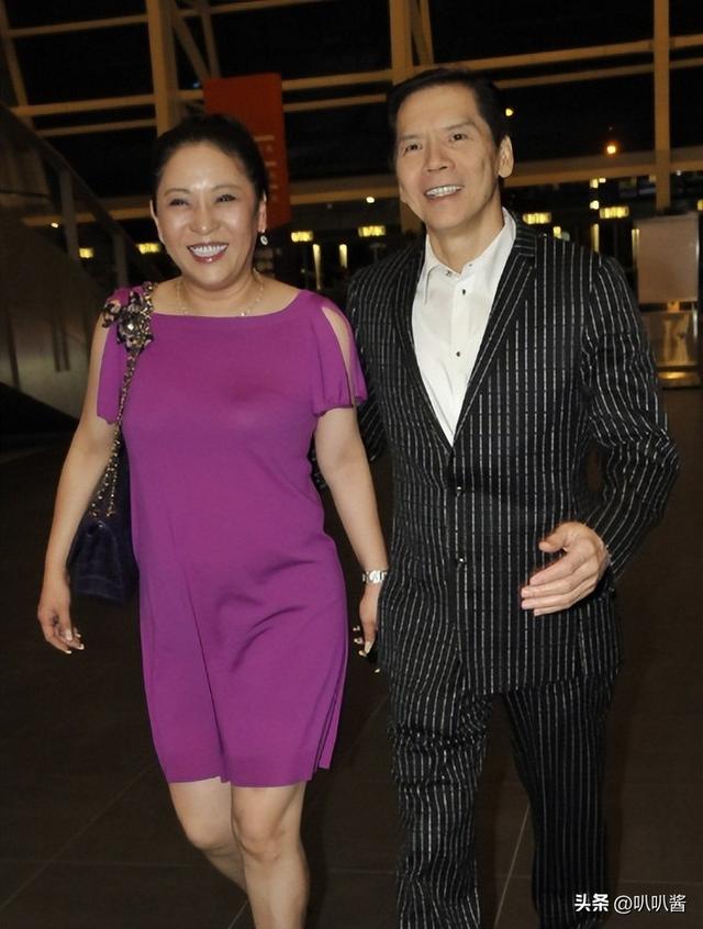 一场追悼会，戳穿向华强夫妇在香港的真实地位，原来李连杰没说谎