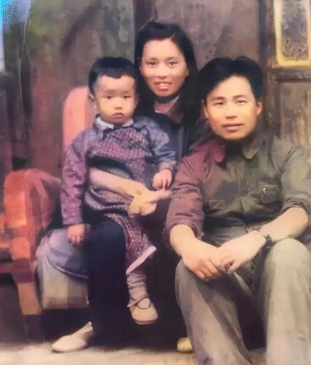 疯子将军王近山晚年照，小20岁妻子和女儿幸福同框，一家人颜值高