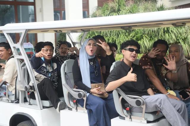 畅游三亚西岛 东盟网红以镜头捕捉海南的浪漫诗意