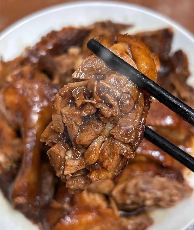 零失败家庭版酸梅鸭做法:鸭肉鲜嫩不柴,酱汁下饭超开胃