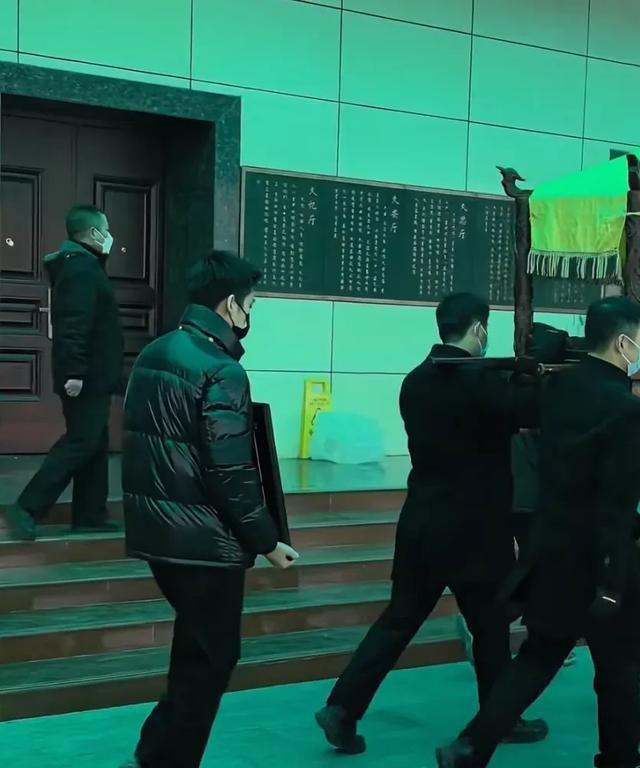 破案了！许亚军没去何晴葬礼	，当时他在美国洛杉矶陪小儿子吃饭