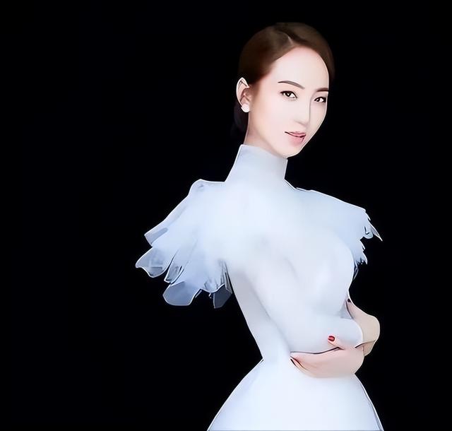 脱离许家印后，原恒大歌舞团长白珊珊，最后居然嫁给了这个男人