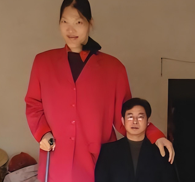 世界第一女巨人来自中国安徽，穿78码的鞋子，一顿饭吃六碗炒面