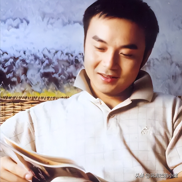 51岁汪涵现状:常年居住在长沙,穿人字拖嚼槟榔,大烟斗不离身