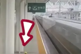奶奶下车后又返回车厢取围巾，2岁小孙女追车跑，网友评论炸锅了图片