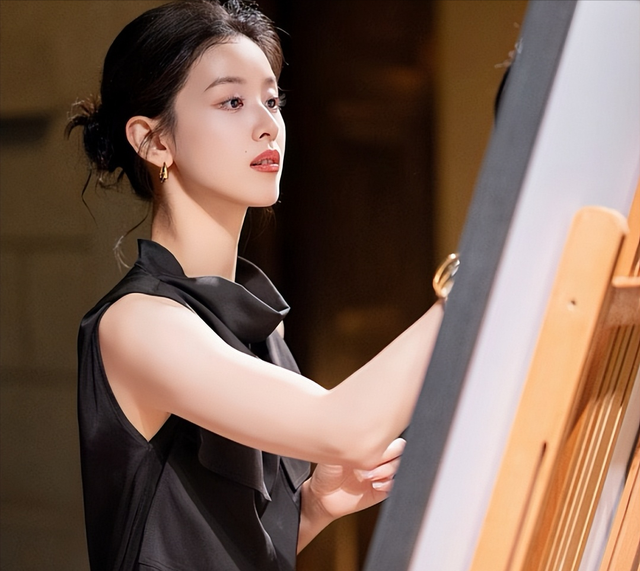 31岁章泽天伦敦看展，胃部凸起，衣服满是褶皱，牙齿影响美感