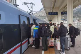 贵州地区铁路部门首开定制返岗务工专列助力1300余人返岗就业图片