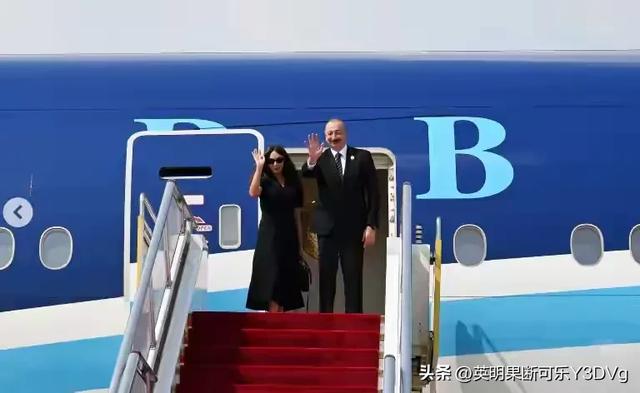 阿塞拜疆第一夫人在北京太美了！穿白裙观礼气质绝了，美如超模