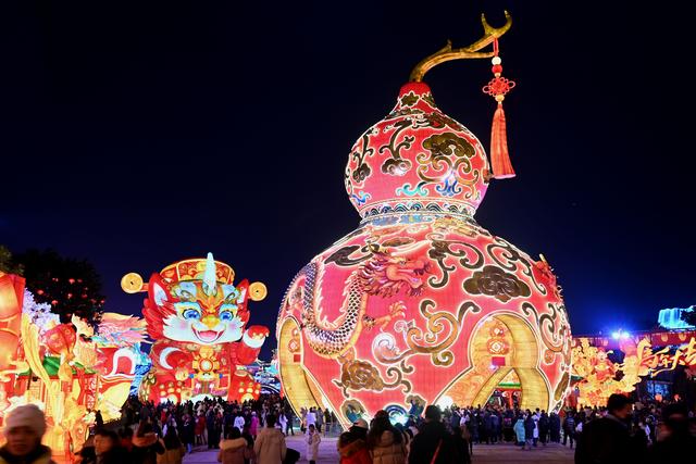 四川自贡：国际恐龙灯会璀璨亮灯