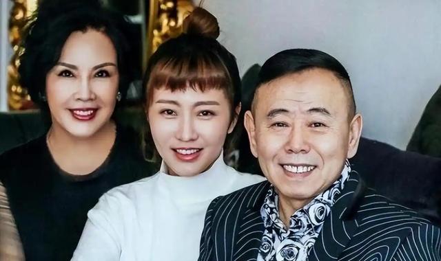 68岁潘长江豪宅名车无数，晚年却为42岁女儿愁白头，真相泪崩！