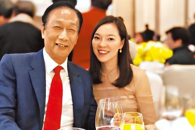 恩爱了17年，75岁的郭台铭开始衰老萎缩，51岁的曾馨莹仍娇艳如花