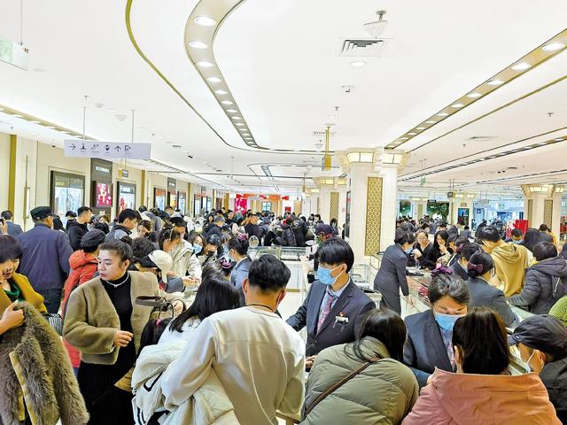 股票绿基金亏，不如买金稳稳睡！这届年轻人，正逐渐"大妈"化？