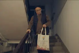 84岁核武专家，女儿精神分裂，儿子痴傻，妻子抑郁，独自照顾20年图片