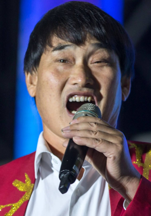 担心的事还是发生！刘强东发年货刚开始，老父亲就走上大衣哥老路