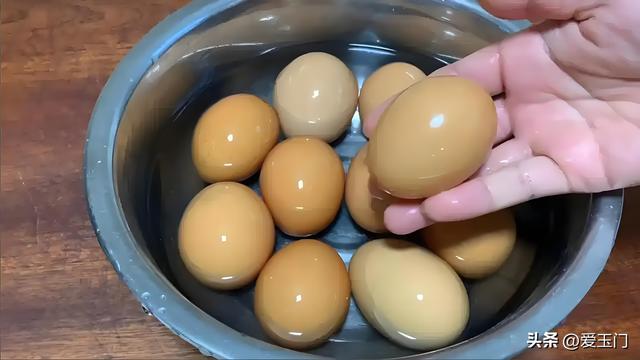 煮鸡蛋，切记不要冷水下锅！教你1招，鸡蛋营养不流失，轻松去壳