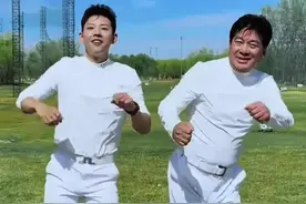 朱时茂晒与儿子合照，俩父子穿亲子装，朱青阳长得不像爸，却很帅图片