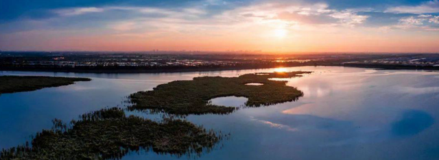 西溪在西，江海在东，组成了“杭州湿地双璧”