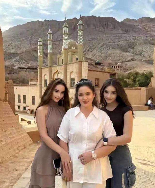 新疆一家四个女儿，个个美貌如花，果然新疆美女甲天下啊！