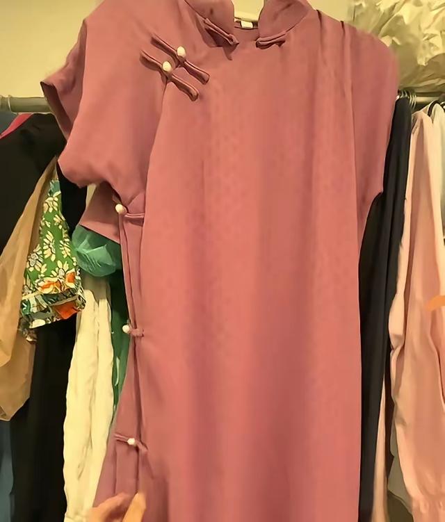 衣橱里的阴影:当旗袍扣子数量暗藏骇人玄机