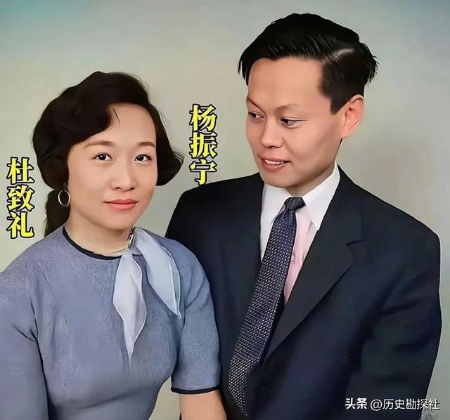 1981年，杜聿明的葬礼上，女儿杜致礼和杨振宁的留影，悲痛难掩！