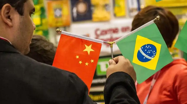 特朗普关税大棒落下，总计50%，巴西对此一点不慌，中方早已给出“定心丸”，美国赢不了金砖