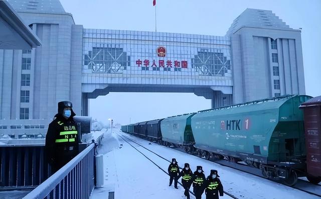 蒙古国应该感激中国，因为300万人口，是守不住156万国土的