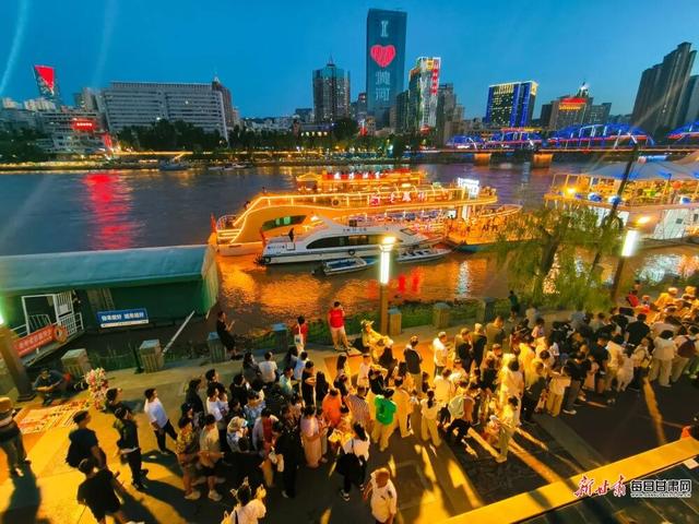 兰州：中山铁桥游人如织