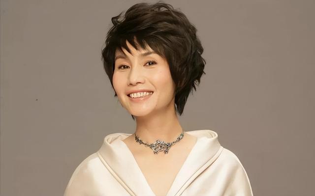 64岁徐俐晒北京小院，和二婚丈夫住农村平房，院子大得能跑步