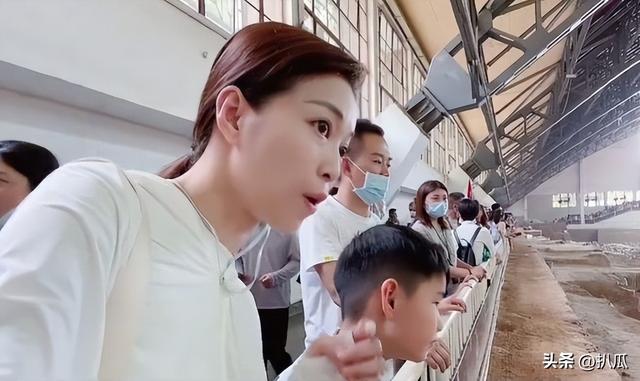 她曾是上海台主持人	，如今在仓库打包卖水果，单身带儿子独自生活