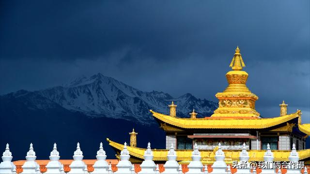 一匹黑马暴雪中压马路，夫妻房车旅居川西，靠充电桩续命！