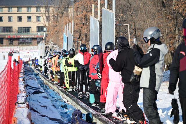 不用远行！这座“城市最近”山地滑雪场，带你燃动整个雪季