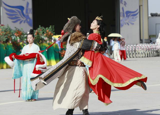 全国空域面积最大!2025全国热气球挑战赛在磴口开赛