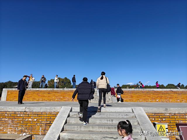昔日皇家祭坛，今日大众踏秋——地坛秋日赏银杏