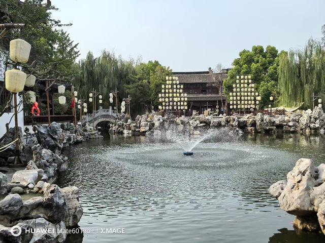 腾龙阁望汉江浩渺苍茫，古城头看襄阳心越千年。