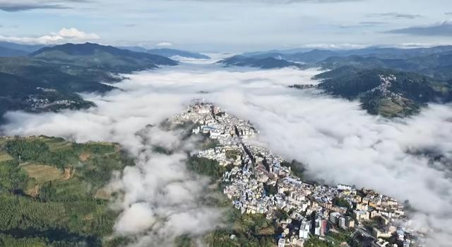 云南有座建在山顶的县城，两侧都是悬崖，仿佛天空之城