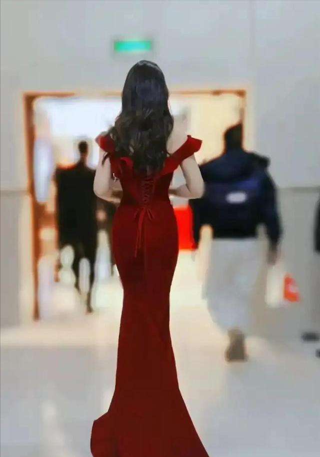 哇塞！刘涛这肥臀，算是圈内第一了吧，麻花辫配包臀裙太显年轻了