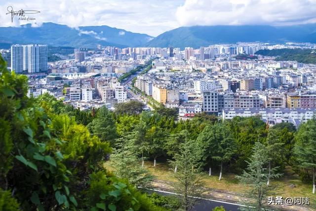 洱海边也有跑山胜地,其实是个公园,高处可远眺大理古城全景