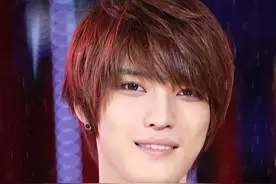 3岁遭抛弃，被养父家8个姐姐宠爱，红遍亚洲后亲生父母上门认亲图片