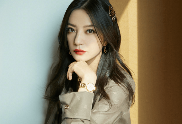 胃癌传闻真相大白半年，49岁赵薇再迎坏消息	，连累的何止闺蜜李湘