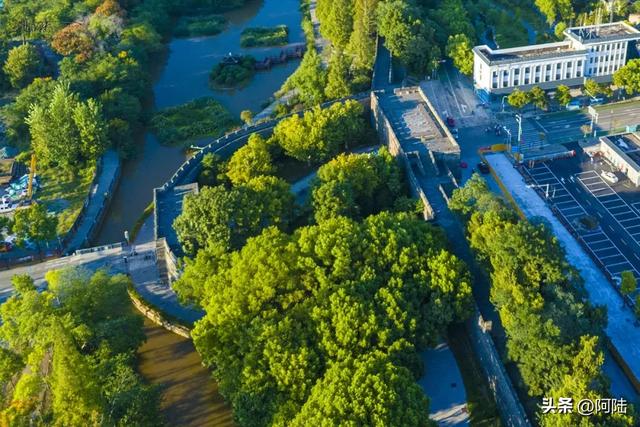 荆州的西门静悄悄，大树掩映着古城墙，郁郁葱葱更显冷清